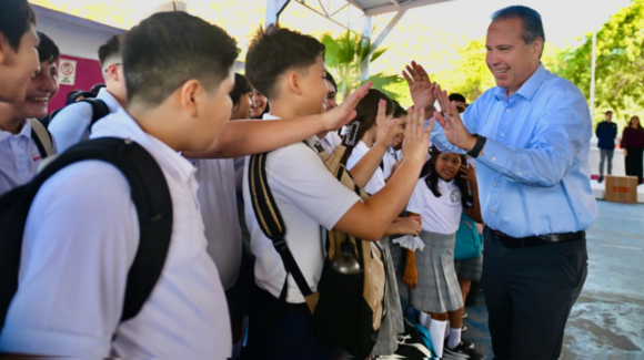 Apoya Toño Astiazarán a Secundaria 9 con la donación de 5 computadoras