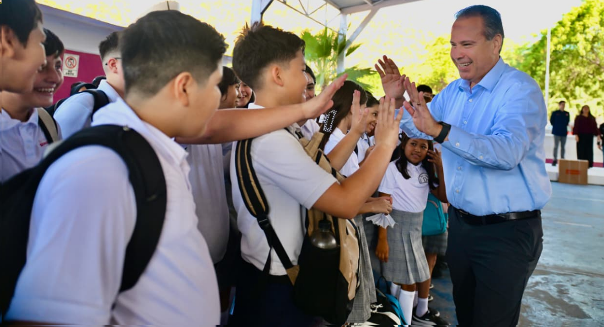 Apoya Toño Astiazarán a Secundaria 9 con la donación de 5 computadoras