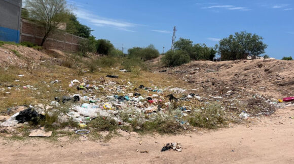 Arroyo de Empalme se llena de basura en plena temporada de lluvias y monzón mexicano