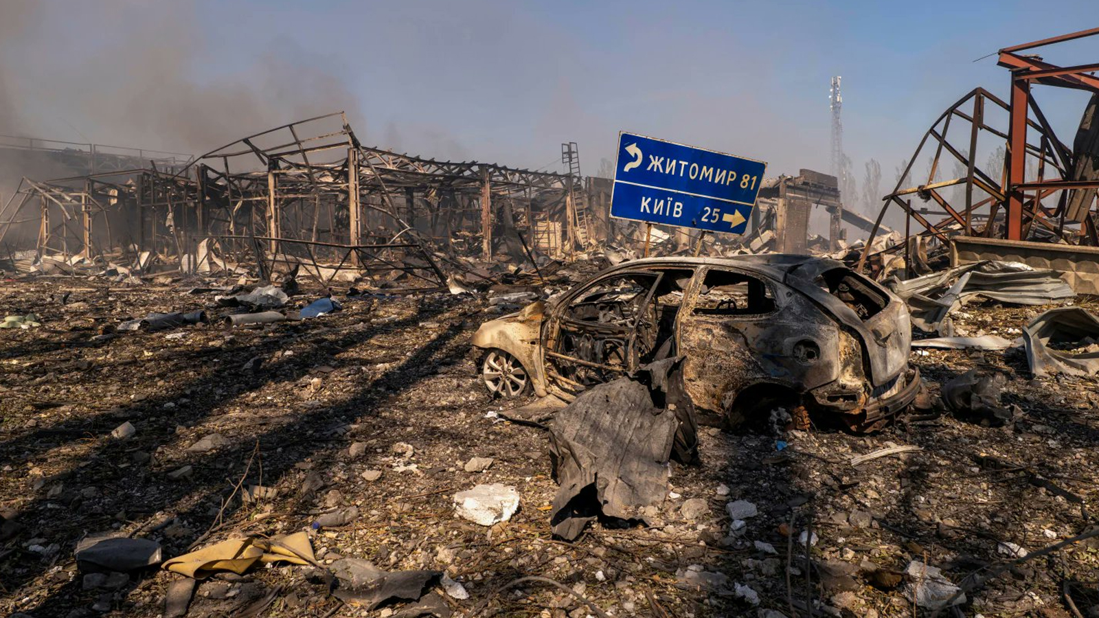 Ataque ruso a almacén de Ucrania deja 37 muertos y decenas de heridos; evacúan a 381 personas