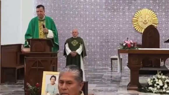 VIDEO: Balacera en Los Mochis interrumpe misa en iglesia y obliga a feligreses a resguardarse