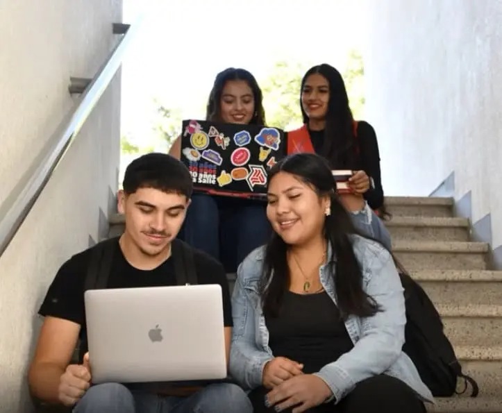 Becas abren camino a jóvenes indígenas de Cajeme para graduarse de La Salle
