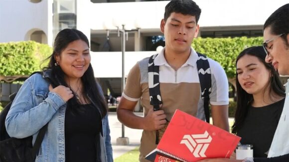 Becas abren camino a jóvenes indígenas de Cajeme para graduarse de La Salle