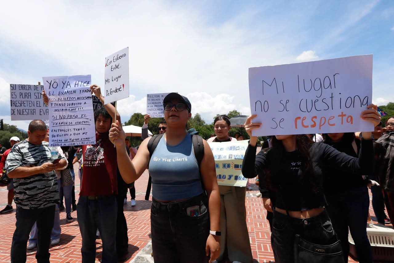 Bloquean Insurgentes por examen de la UNAM; aspirantes exigen respetar resultados de admisión