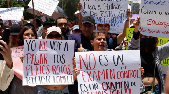 Bloquean Insurgentes por examen de la UNAM; aspirantes exigen respetar resultados de admisión