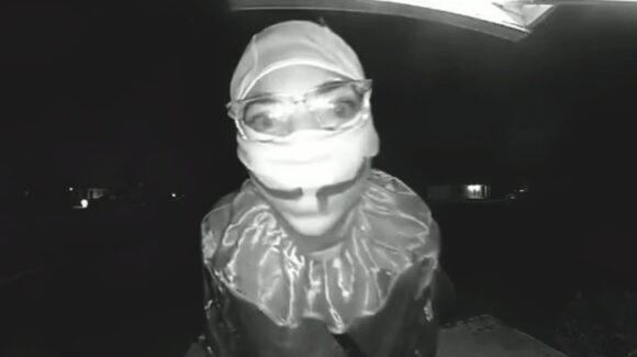 VIDEO: Cámara capta a un adolescente disfrazado de payaso antes de asesinar a adulto mayor en EU