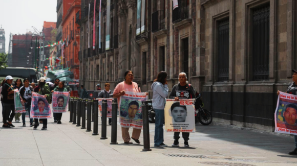 Caso Ayotzinapa: Familiares de los 43 normalistas se reúnen con Sheinbaum en Palacio Nacional