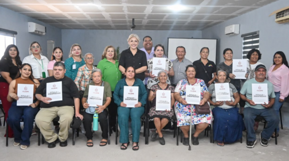 Claudia Santacruz asegura el patrimonio de las familias cajemenses con entrega de escrituras