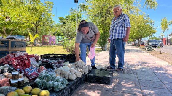 Claudia desafía el calor extremo para llevar alimento a su familia en Empalme