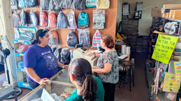 Comercios de útiles y uniformes reportan ventas estables, pero menor afluencia por regreso a clases