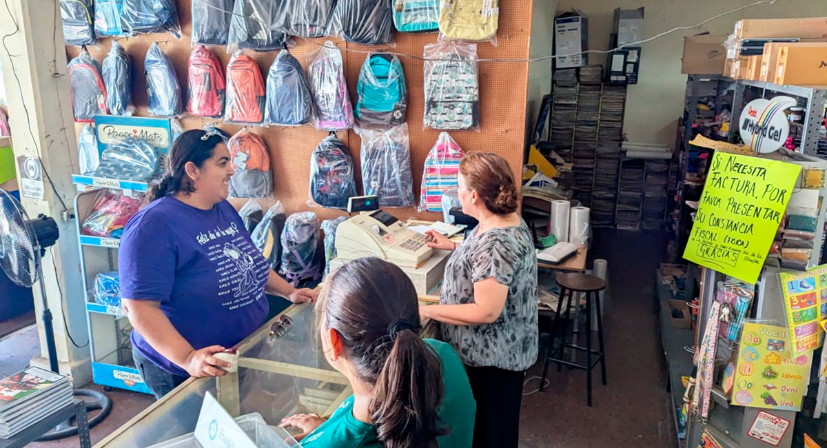 Comercios de útiles y uniformes reportan ventas estables, pero menor afluencia por regreso a clases