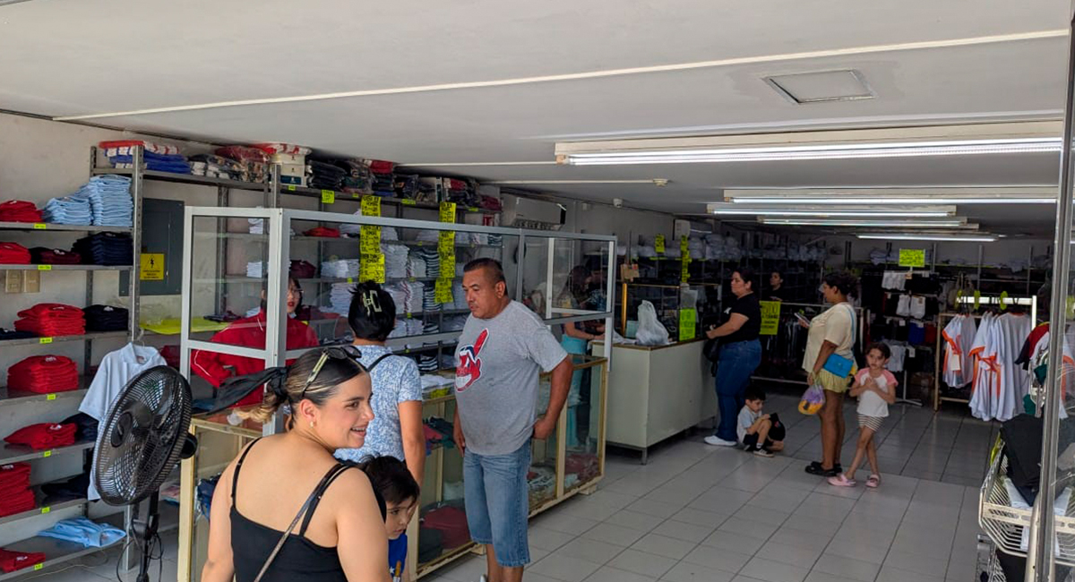 Comercios de útiles y uniformes reportan ventas estables, pero menor afluencia por regreso a clases