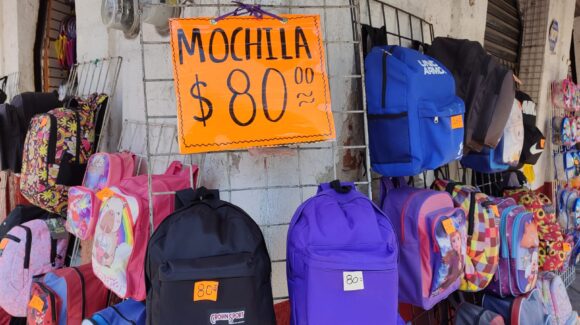 Comienza la venta de artículos escolares para el regreso a clases en el centro de Hermosillo