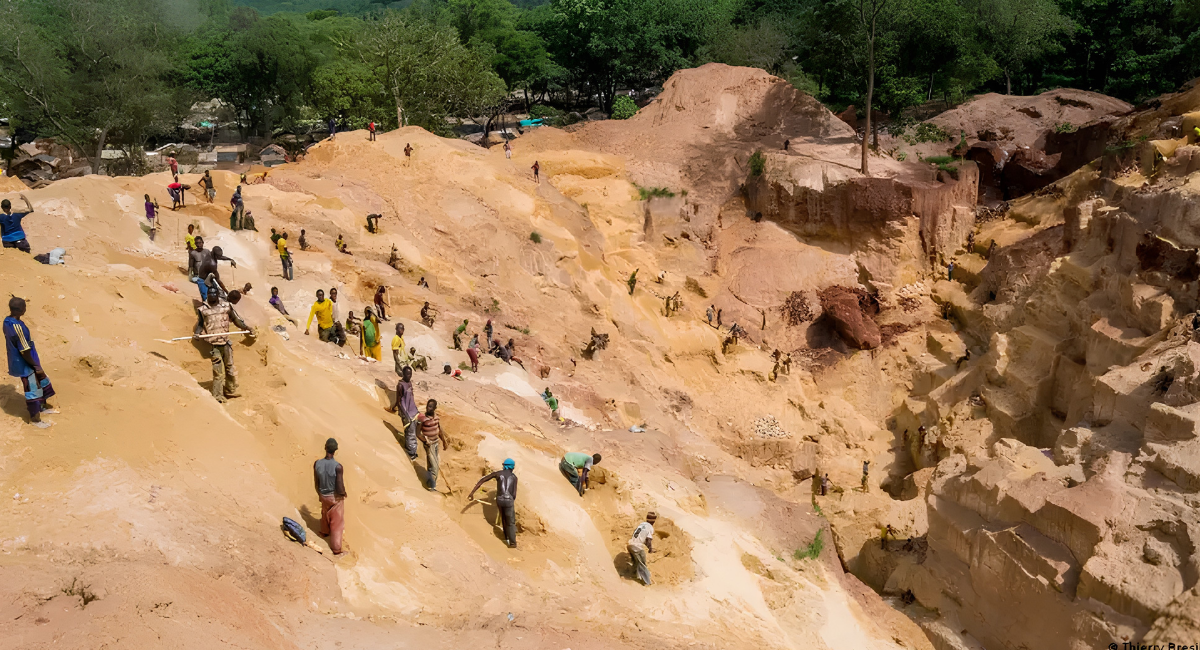 Derrumbe en mina de oro ilegal deja al menos 100 muertos en República Centroafricana