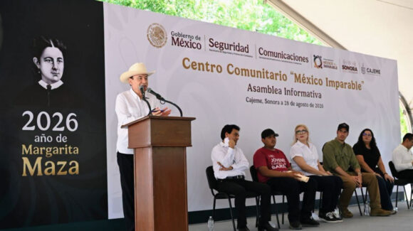 El gobernador de Sonora, Alfonso Durazo, coloca la primera piedra del centro juvenil