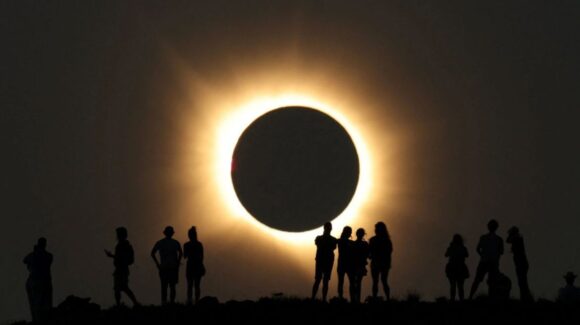 España queda a oscuras durante más de un minuto por eclipse solar total