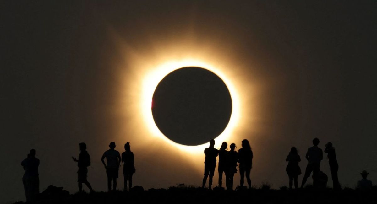 España queda a oscuras durante más de un minuto por eclipse solar total