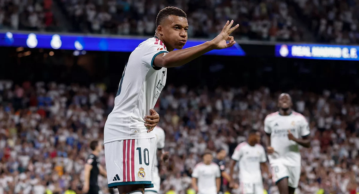 El Real Madrid goleó a la Real Sociedad con hat trick de Kylian Mbappé para tomar el liderato de LaLiga