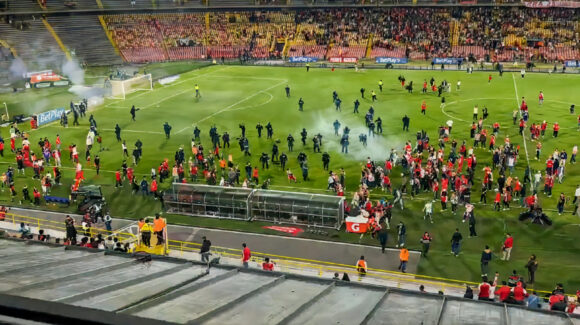 Futbol colombiano se mancha de violencia; aficionados de América de Cali y Santa Fe protagonizan pelea