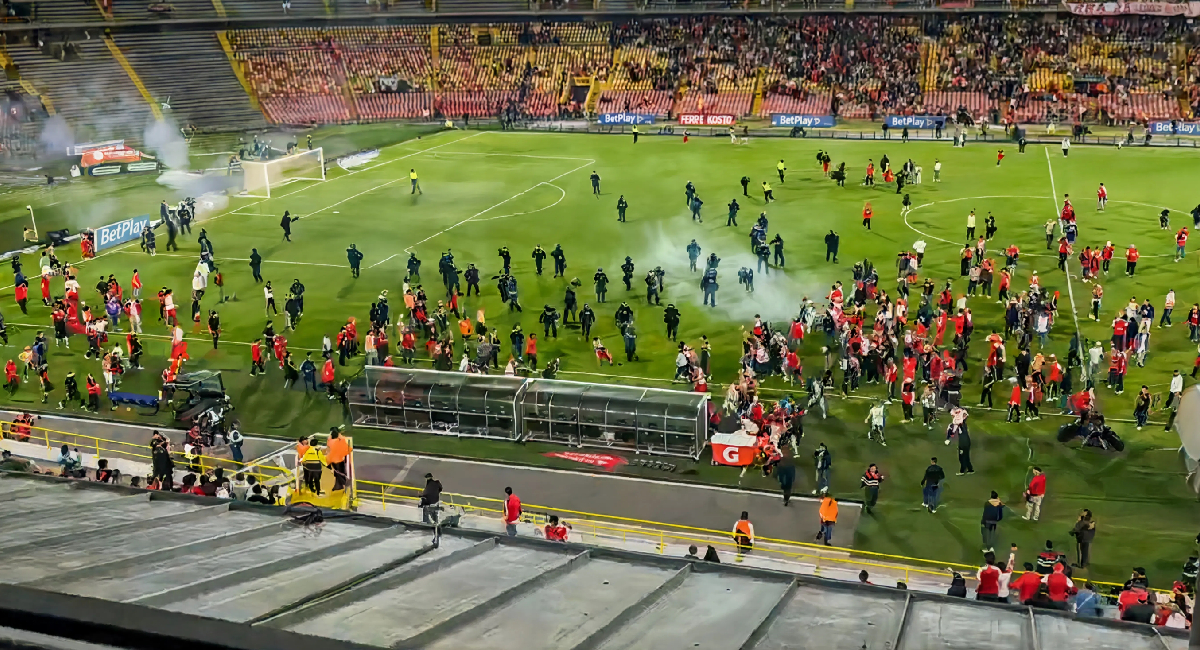 El partido entre América de Cali y Santa Fe fue suspendido luego de una batalla campal entre las aficiones de ambos equipos
