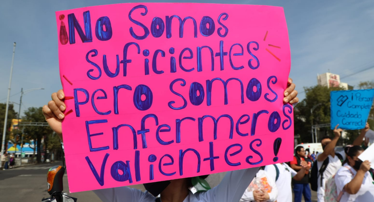 Enfermeros de pediatría del IMSS bloquean Eje 3 en CDMX; denuncian falta de insumos y abusos laborales