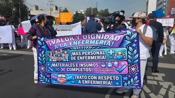 Enfermeros de pediatría del IMSS bloquean Eje 3 en CDMX; denuncian falta de insumos y abusos laborales