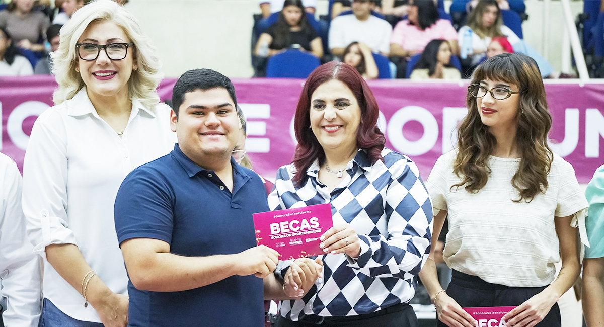 Entregan Becas Sonora de Oportunidades a miles de universitarios de Ciudad Obregón