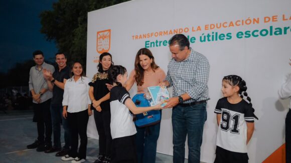 Entregan Toño y Paty Astiazarán 500 paquetes escolares en la colonia Altares