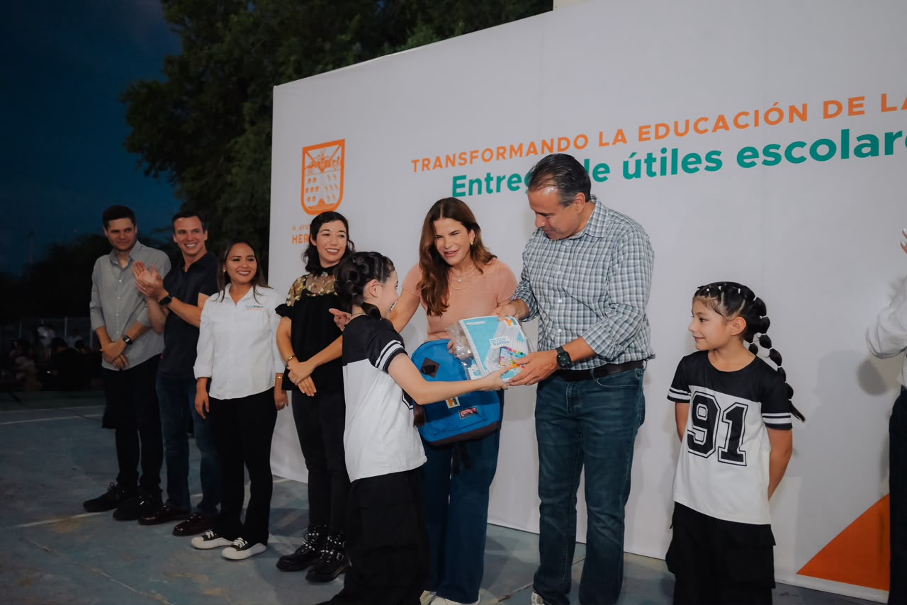 Entregan Toño y Paty Astiazarán 500 paquetes escolares en la colonia Altares