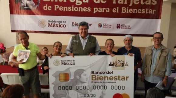 Entregan tarjetas Bienestar a 300 adultos mayores de Guaymas
