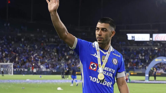 Erik Lira no jugará ante Necaxa; Cruz Azul lo mantiene fuera mientras negocia su fichaje con el Mónaco