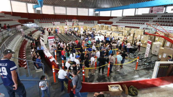 Familias cajemenses acuden por uniformes escolares gratuitos para el nuevo ciclo 2026-2027