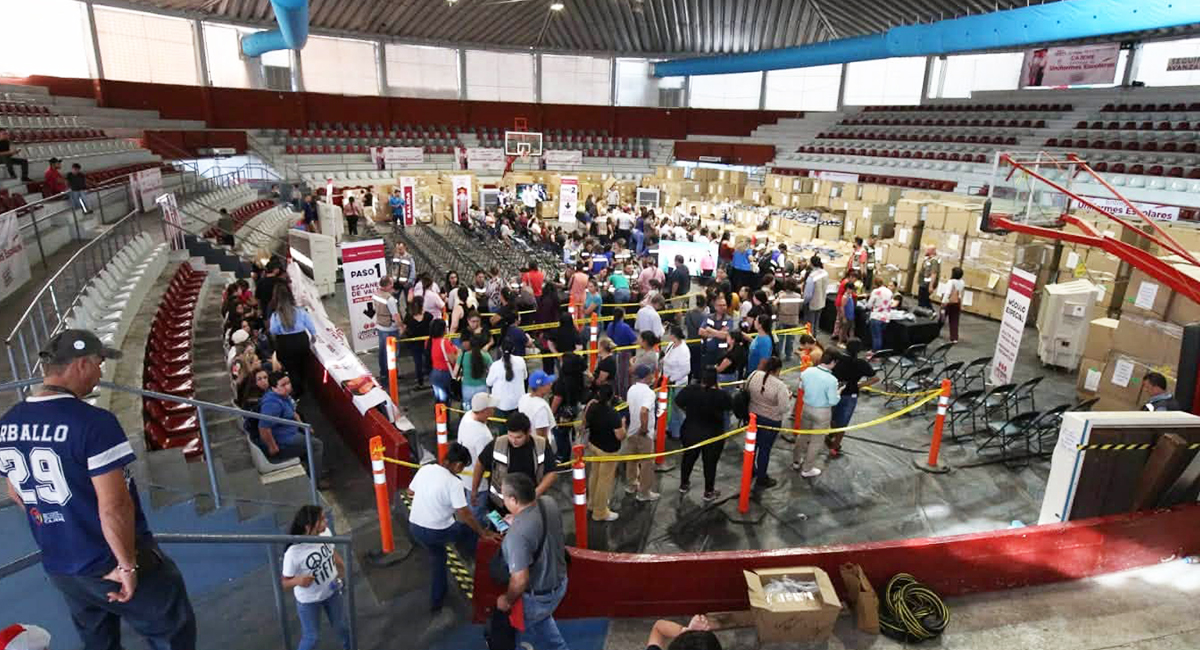 Familias cajemenses acuden por uniformes escolares gratuitos para el nuevo ciclo 2026-2027
