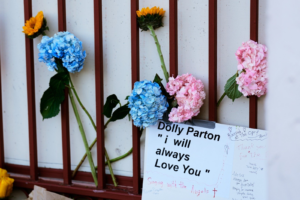 Fans de Dolly Parton acudieron a dejar flores y tarjetas frente a su oficina de en Nashville