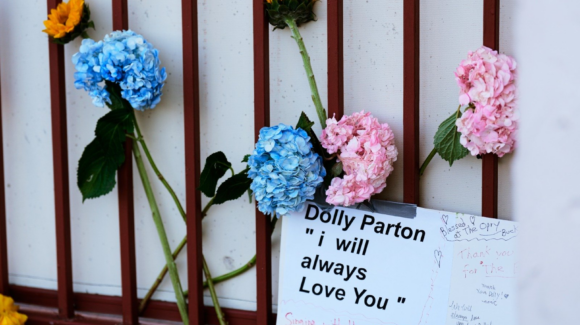 Fans de Dolly Parton acudieron a dejar flores y tarjetas frente a su oficina de en Nashville