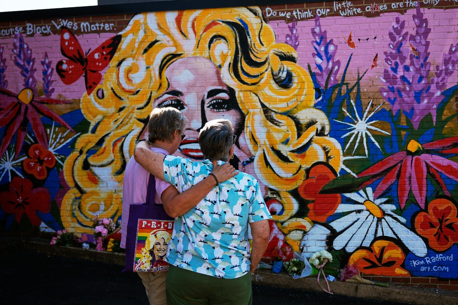 Fans de Dolly Parton acudieron a dejar flores y tarjetas frente a su oficina de en Nashville