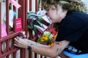 Fans de Dolly Parton acudieron a dejar flores y tarjetas frente a su oficina de en Nashville