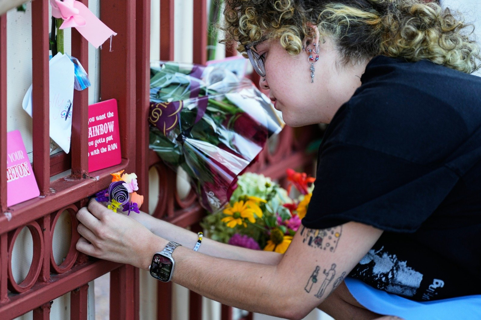 Fans de Dolly Parton acudieron a dejar flores y tarjetas frente a su oficina de en Nashville