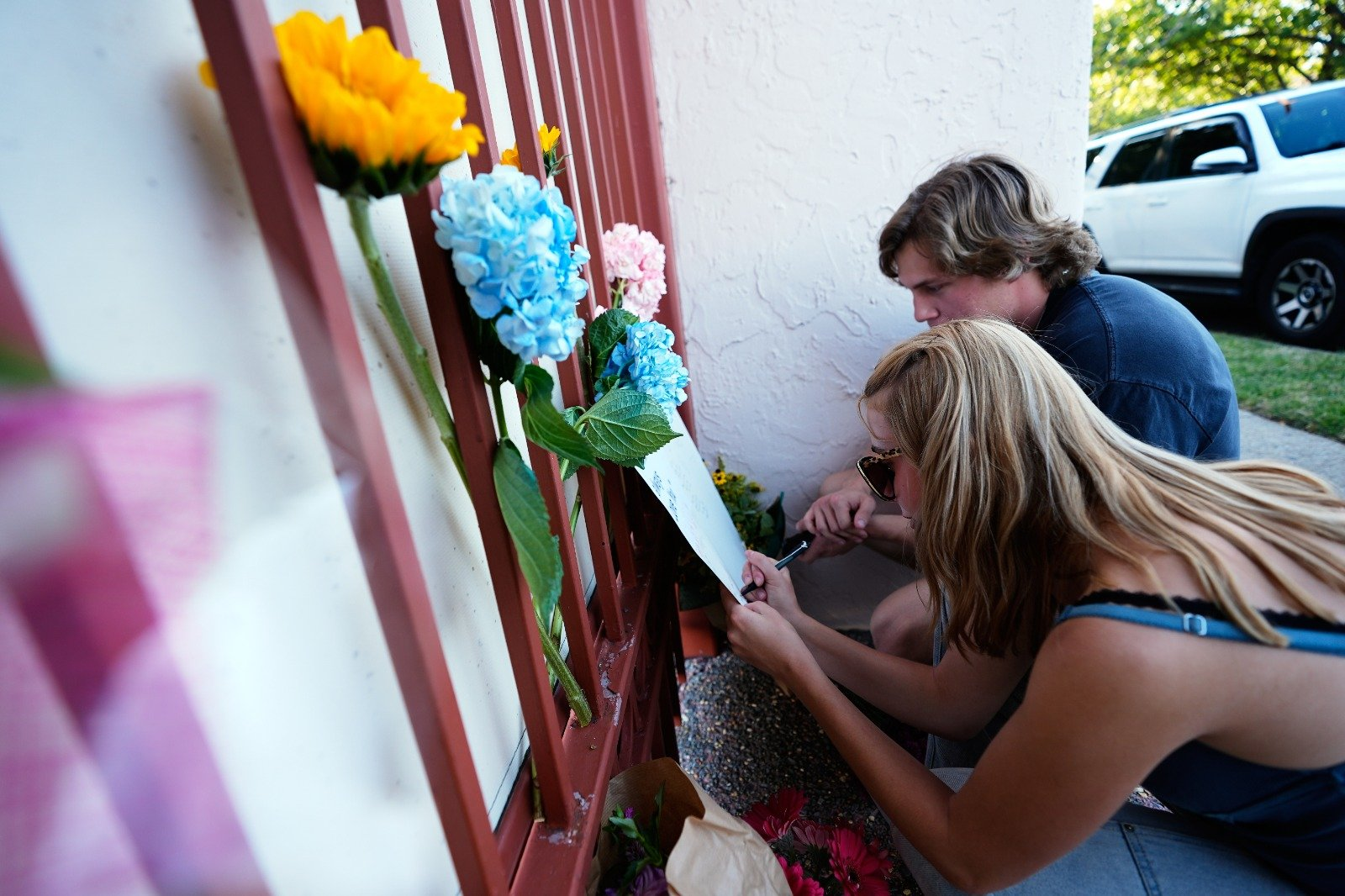 Fans de Dolly Parton acudieron a dejar flores y tarjetas frente a su oficina de en Nashville