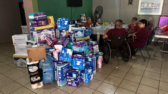 Festejan a abuelitos de Villa Paraíso con dulces, pastel y donaciones en Hermosillo