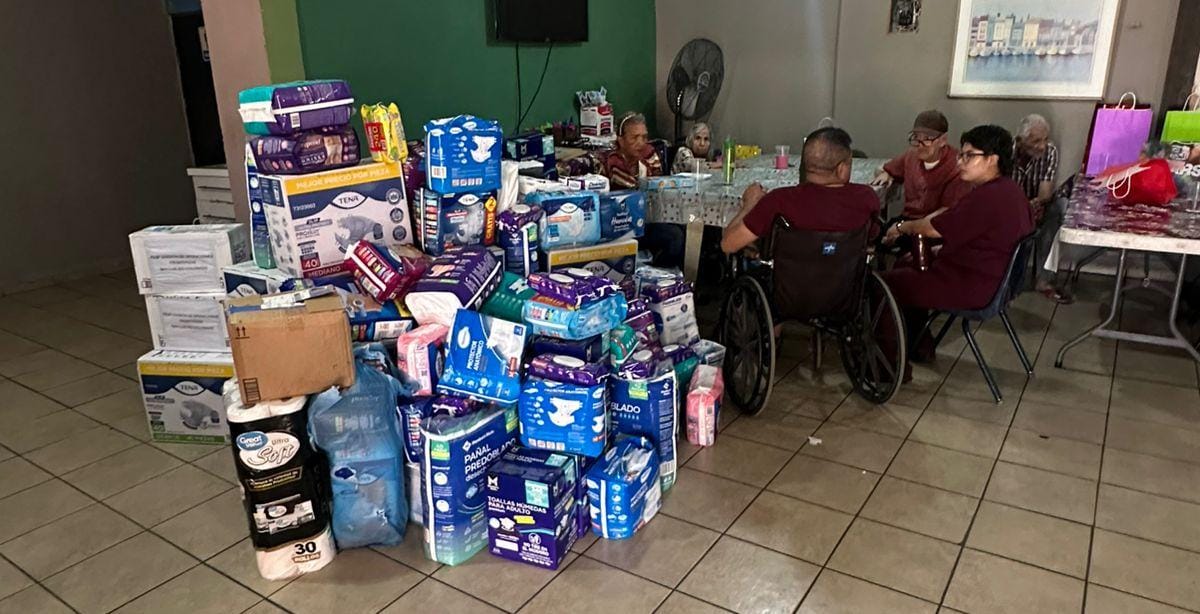 Festejan a abuelitos de Villa Paraíso con dulces, pastel y donaciones en Hermosillo
