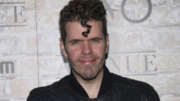 Perez Hilton rompe el silencio tras autolesionarse con cuchillo en ‘live’; filtran sus primeras palabras