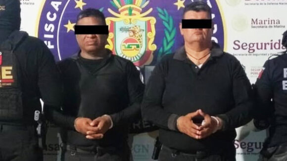 Fiscalía de Guerrero captura a dos policías municipales por el asesinato de un hombre en Acapulco