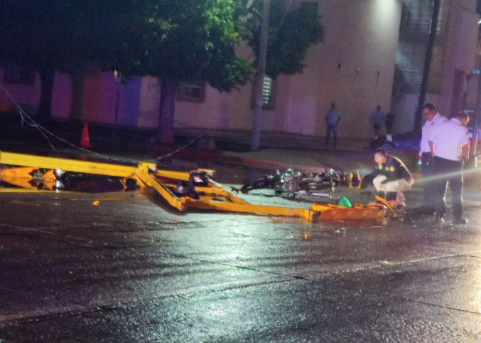 En el lugar de los hechos quedó la motocicleta y el casco del afectado