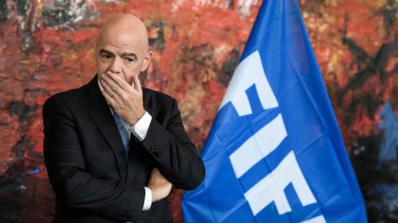 Gianni Infantino entra en crisis; convoca reunión de emergencia para intentar salvar su presidencia