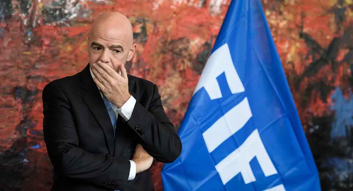 Gianni Infantino habría convocado a una reunión de emergencia con los altos dirigentes de la FIFA tras las polémicas enfrentadas
