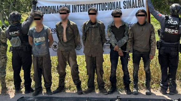 Golpe al crimen en Sinaloa: Aseguran a ocho sicarios, 33 armas largas, 11 autos y un campamento