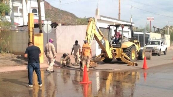Grandes fugas de agua dejan sin abasto a varias colonias de Guaymas