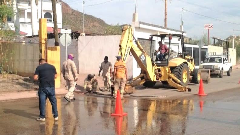 Grandes fugas de agua dejan sin abasto a varias colonias de Guaymas