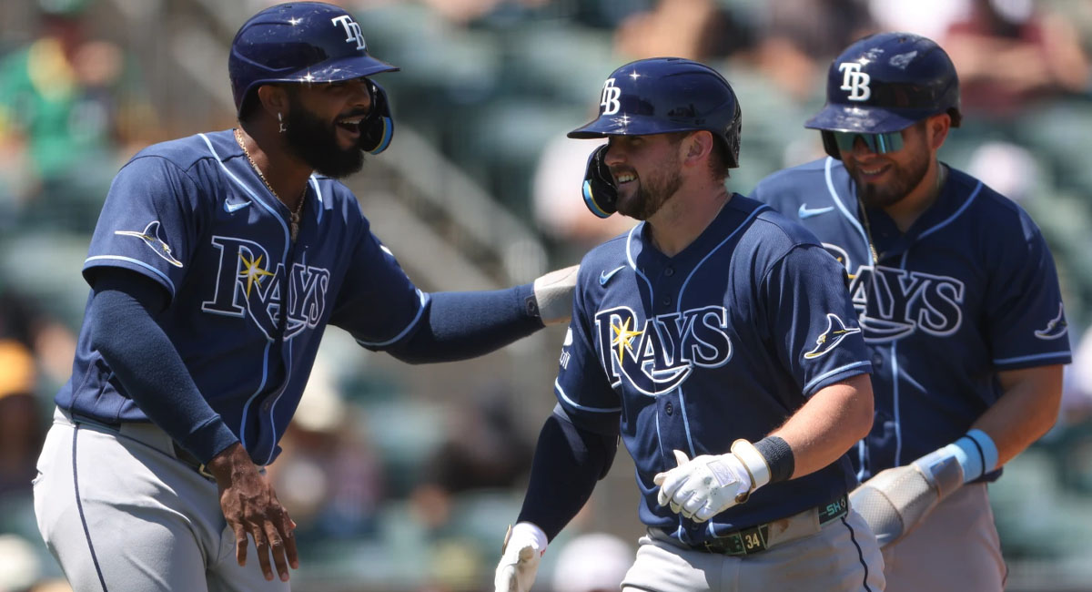 Hicks es felicitado por Caminero y el mexicano Jonathan Aranda tras su jonrón